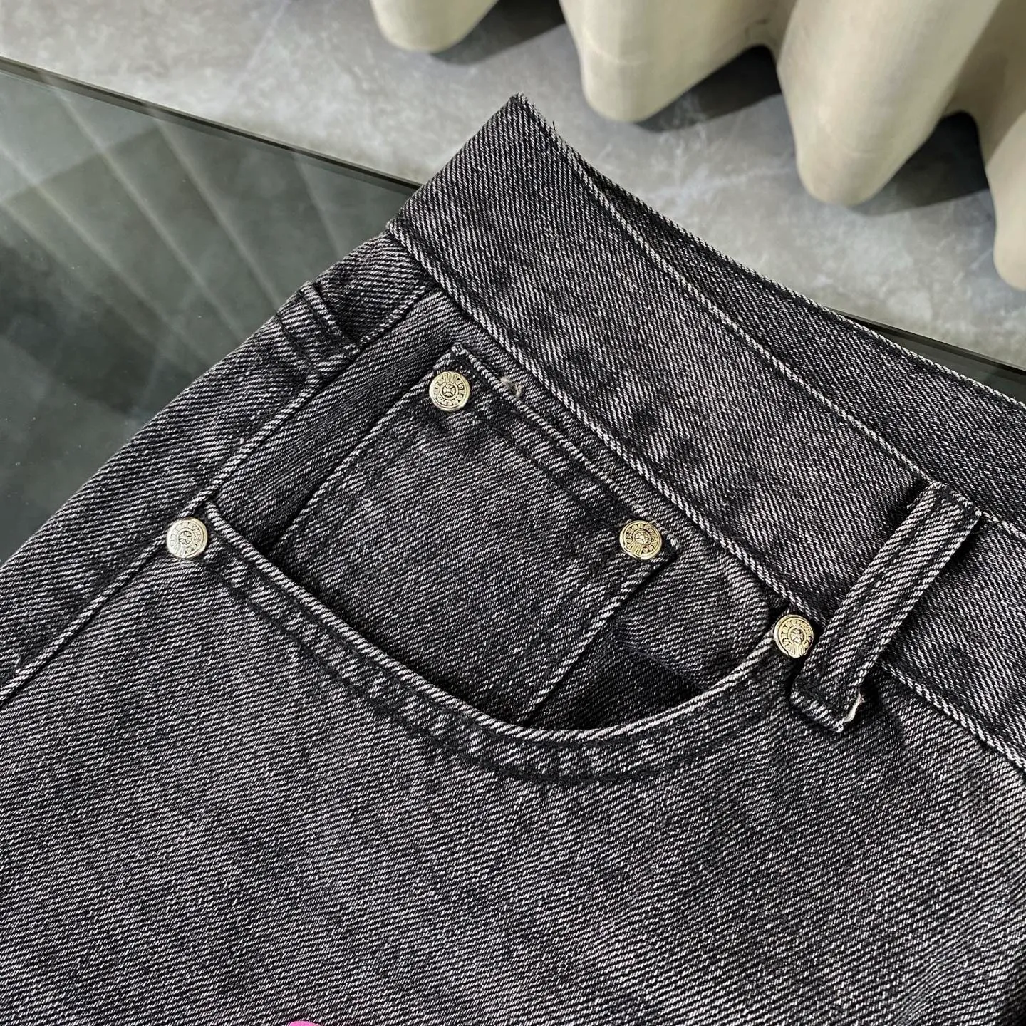 P250 CH Chromehearts official website limited edition black and purple cross patchwork leather jeans, priced at 34W level, patchwork cross pattern embellishment, washed jeans! ! An absolutely high-end luxury product, a 1.9W-level god-level single product, a super popular product, made by top heavy industry, a magic weapon that cannot be missed! [About Zangyin] This is an extremely luxurious fashion brand that can also be called the aristocracy of the high street. It has always been an exclusive brand for some hipsters or rich second generations. Compared with ordinary high streets, it is more luxurious and noble. Compared with luxury brands, it is more fashionable and individual. It has always been a brand that I have a special liking for. [Top heavy industry fashion design] Consistently high-street luxury style. Speaking of this style, the Zangyin family and GU family are definitely the leading representative brands. Especially the Zangyin family has really achieved a state-of-the-art effect in creating high-street style. The unique washed material is used to create this style. The color system is already quite eye-catching. After it is decorated with patchwork cross flowers, it cleverly highlights the charm of the brand. Secondly, this style uses classic The high-waist cutting design highlights the long legs and fashionable temperament of the upper body. The brand is highly recognizable and the slim fit configuration is more suitable for daily wear. It is a product that interprets personality, fashion, and specifications at a glance. This single product is enough to make any fan excited. It can be a white T-shirt for a youthful college style, or a tight suspender for a royal style. It has strong matching ability and can be easily controlled by men.  [Materials and craftsmanship] Needless to say, this point goes without saying. As an excellent craftsman brand, Zangyin’s requirements for details and craftsmanship are really perfect. The washed color of this model has gone through so many processes, not to mention the embellishment of denim appliques. It is also purely hand-made and sewn. Just like what they believe in, only hand-made things have soul and have the meaning of wear. A top-notch heavy-duty fashionable denim item, I look forward to your perfect interpretation! !  Color: black gray Size: 28-36